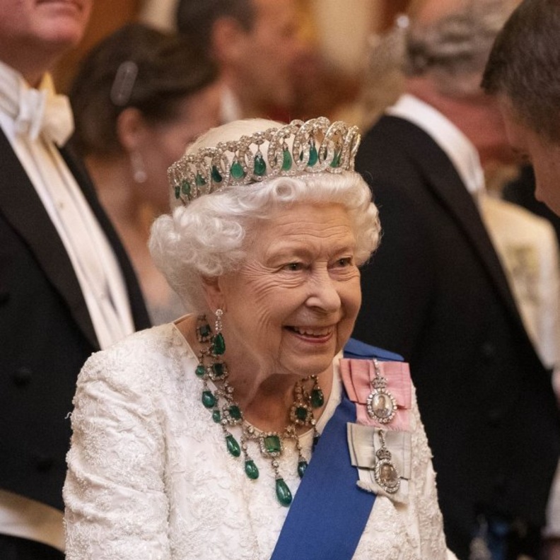 الملكة إليزابيث الثانية ملكة بريطانيا الراحلة تتألق بطقم Delhi Durbar المرصع بالزمرد والألماس