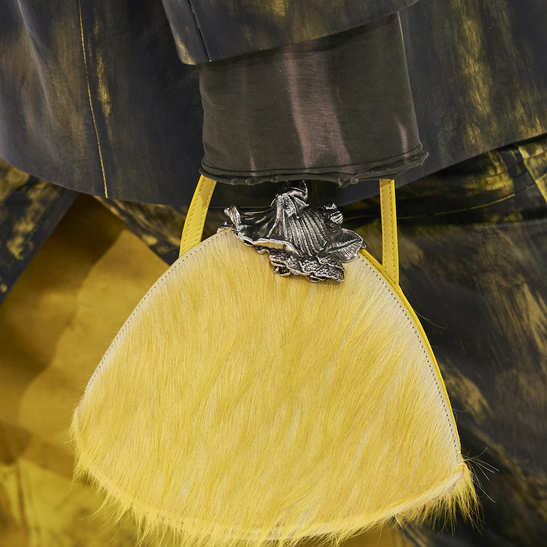 موضة الحقائب الصفراء إختيارك الأساسي في خريف 2022