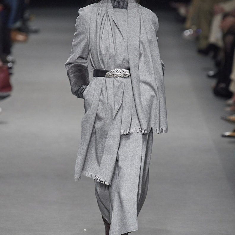 طرق لتنسيق أحزمة الخصر لإطلالات أكثر نحافة وأناقة 