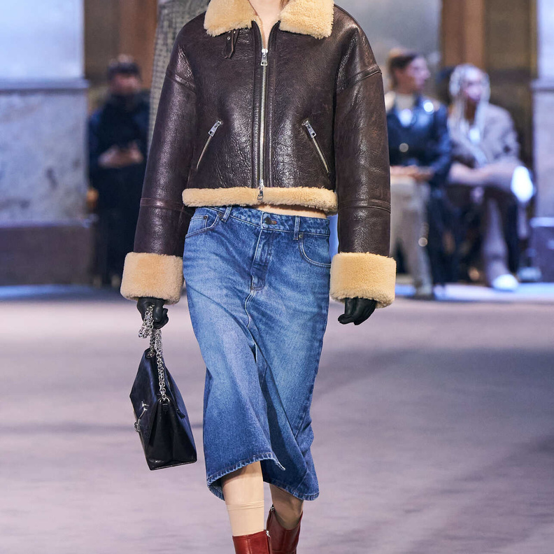 تنانير الجينز مستمرة في خريف 2022 بتصاميم كاجوال وشبابية