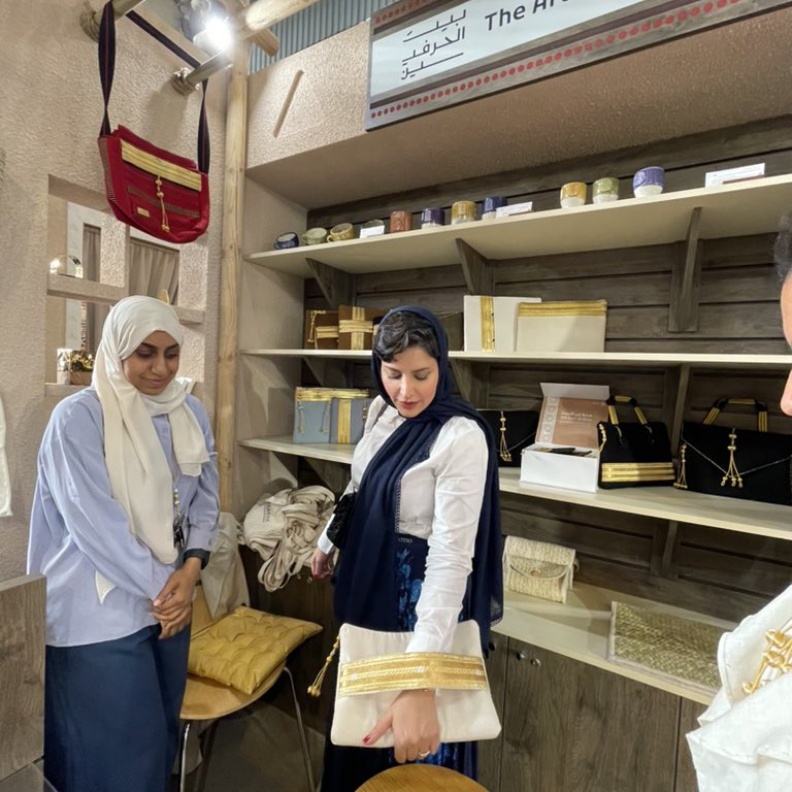 الأميرة "هيفاء آل مقرن" تزور جناح المملكة في معرض مارسيليا الدولي وتفتخر بتراث المملكة الغني والمتنوع