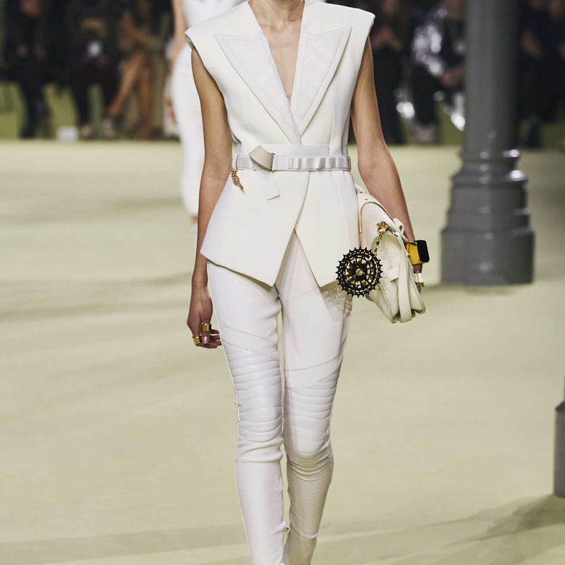 البنطلون الأبيض في خريف 2022 صيحة جريئة 