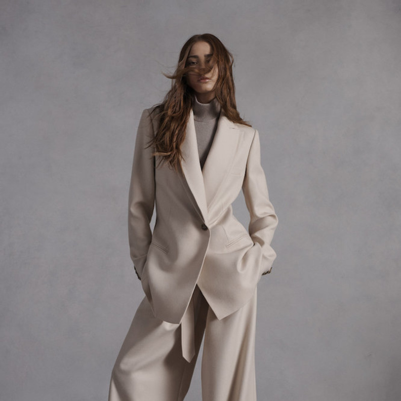 أجمل تصاميم البدلات الرسمية لأناقة عصرية في خريف 2022