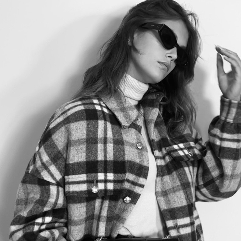 ليسا بإطلالة كاملة بالدنيم مع سنيكرز أبيض نسقت معها حقيبة Matelassé Monochrome من Celine