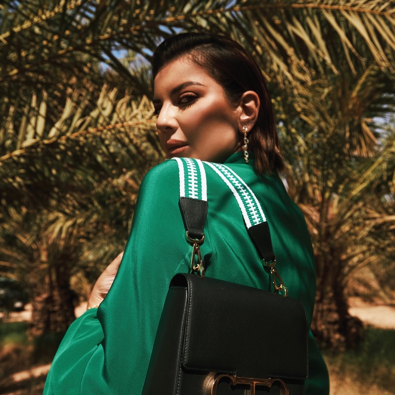 Desert Garden .. جلسة تصوير خاصة مع "كارولينا هيريرا" والمهندسة السعودية الشابة نوف المنيف