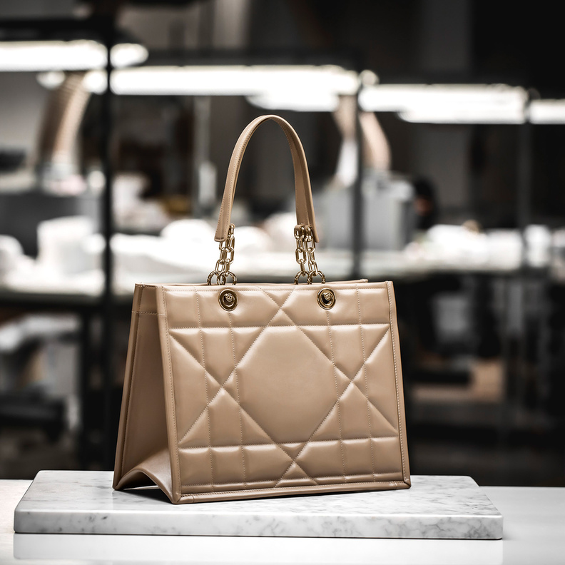 المهارة الحرفية الاستثنائية  وراء حقيبة Dior Essential