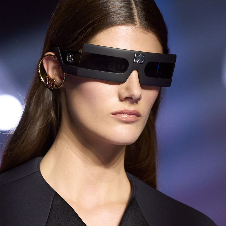 أجمل صيحات النظارات الشمسية السوداء لإطلالة مميزة في خريف 2022