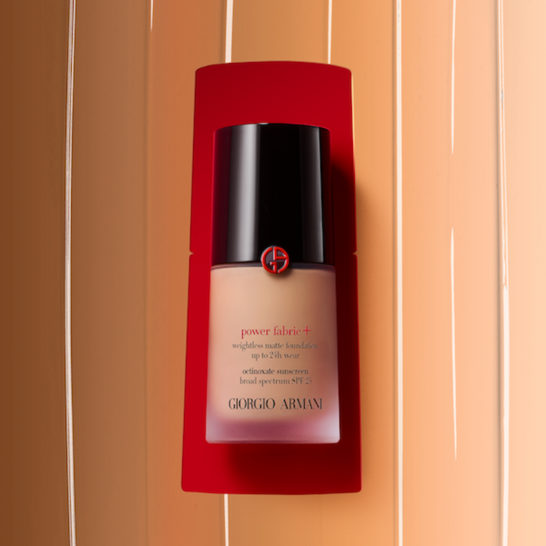 مجموعة POWER FABRIC تغطية لمدة ٢٤ ساعة بقوام خفيف وتأثير مجمّل للبشرة