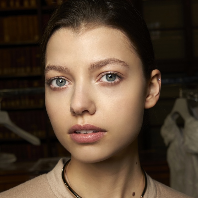 6 خطوات لجعل كريم الأساس مثالياً على بشرتك وبدون عيوب