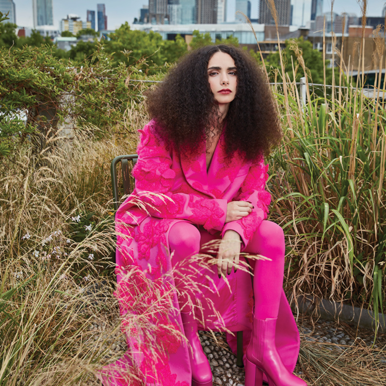 جلسة تصويرية خاصة بـ "هي" بمقاربة مثقفة ورؤية عصرية أنيقة