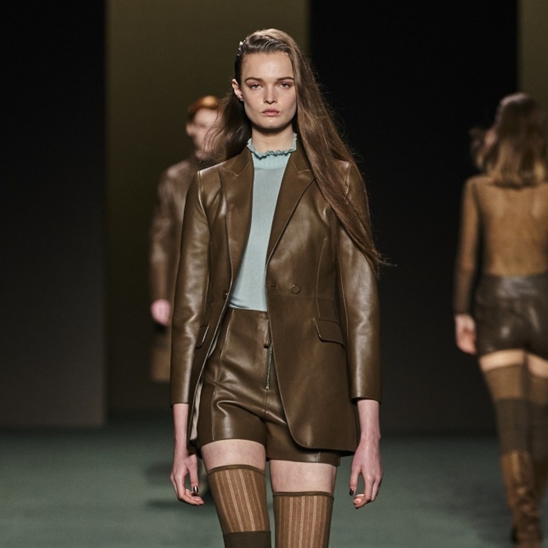 إطلالة لافتة وأنيقة بأزياء من الجلد البني بأسلوب Hermes