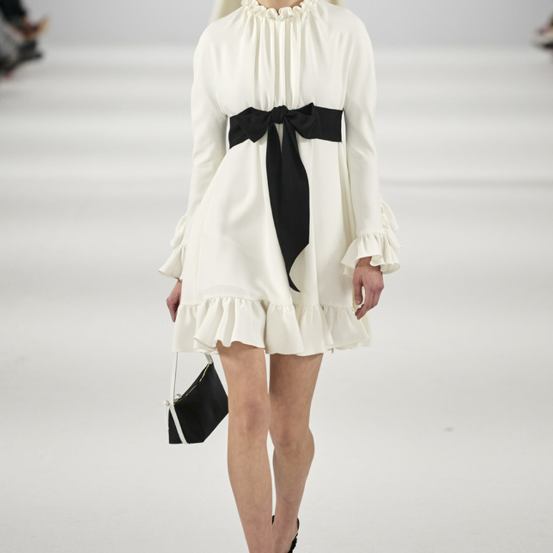 فستان قصير مزين بأزهار باللون الأزرق من أليساندرا ريتش Alessandra Rich