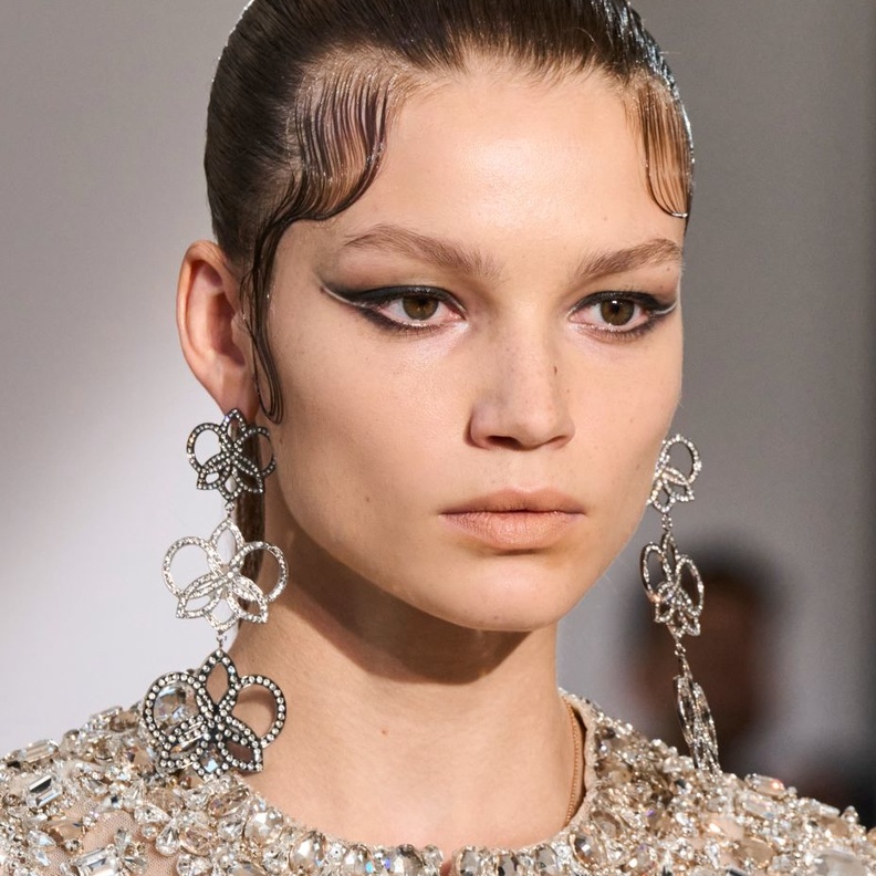 حيل تكبير العيون المبطنة بطريقة عصرية وأهم المستحضرات المطلوبة