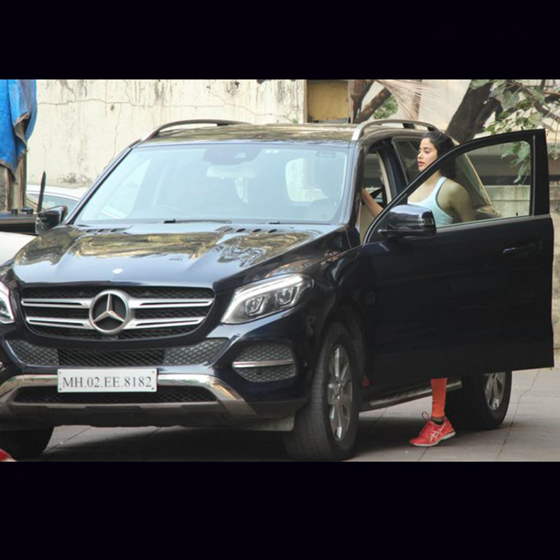 جاهانفي كابور تشتري سيارة مرسيدس بنز G-Class 350d