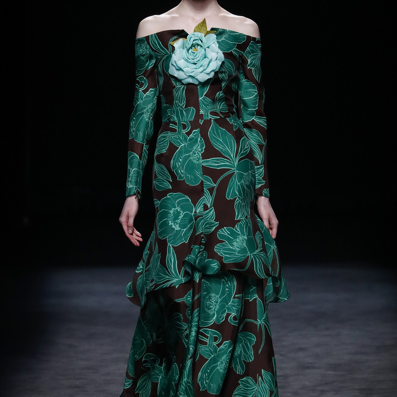 الفساتين المنقوشة والمطبعة بالورود موضة تعكس الأناقة الكاجوال في خريف 2022