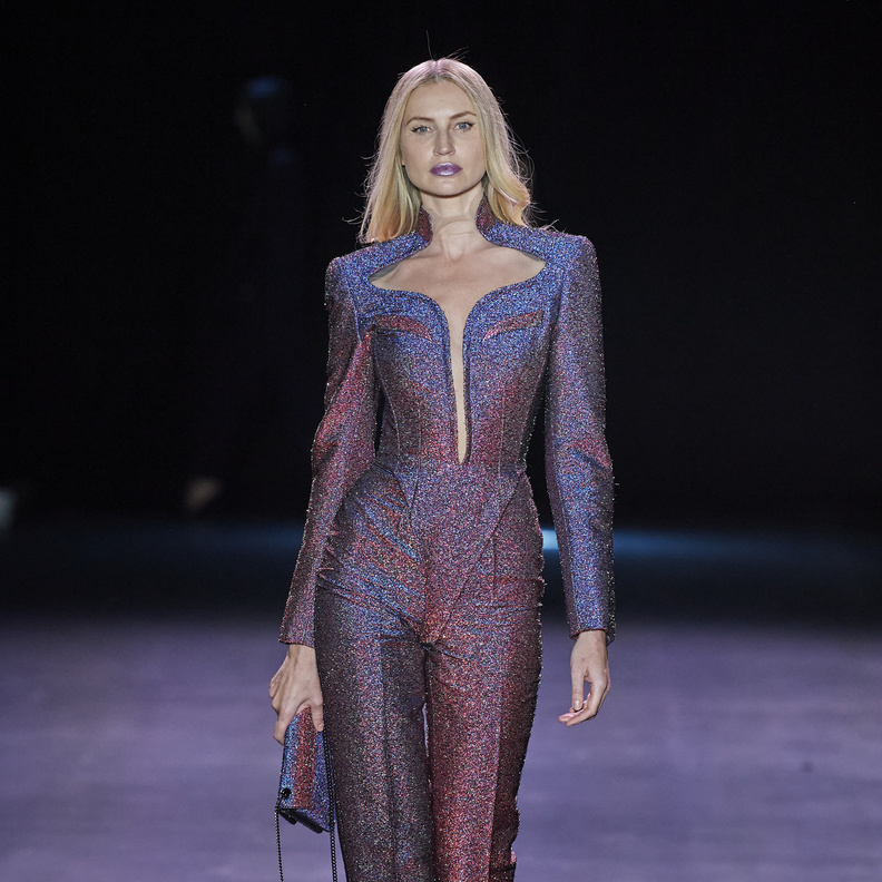 أجمل صيحات الجمبسوت البنفسجي لإطلالة ملفتة في خريف 2022