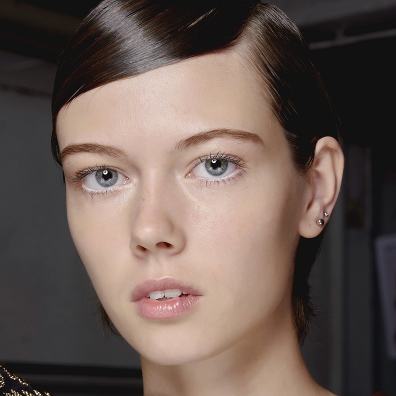 الخدود الجافة والمقشر أحد أسباب البشرة المختلطة