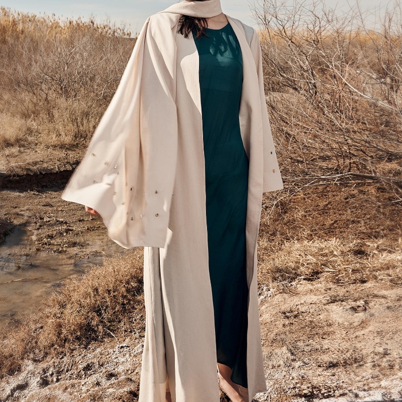 الأكمام الواسعة برزت بالعباية الراقية والبسيطة بلون البيج من Luon Collection