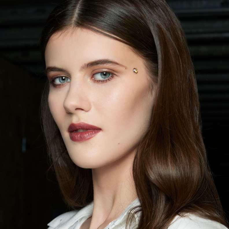 ألوان شعر تناسب البشرة البيضاء موضة خريف 2022 وأهم النصائح لإعتمادها