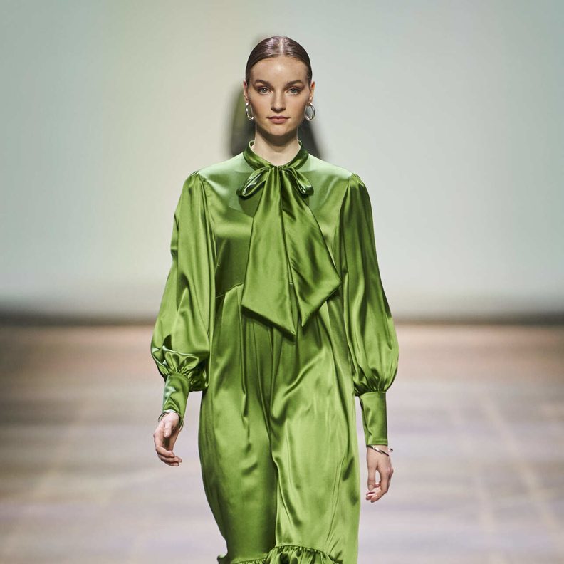 فساتين محتشمة باللون الأخضر إحتفالاً باليوم الوطني السعودي