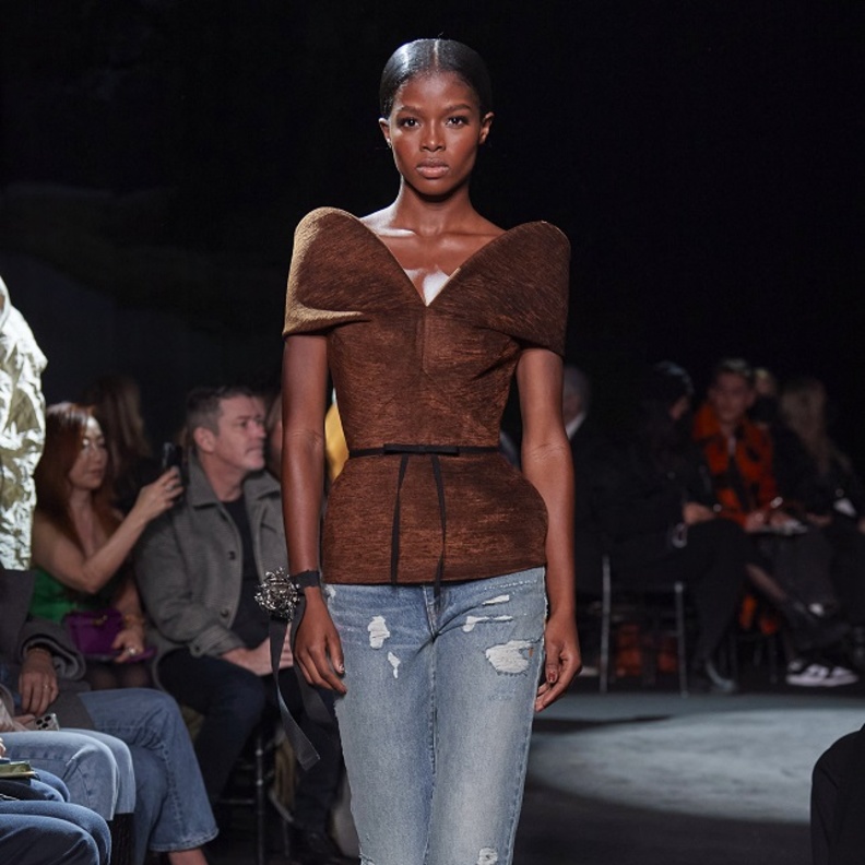 تنسيق سروال الدنيم مع بلايزر شيك للوك أنيق لافت من Brandon Maxwell