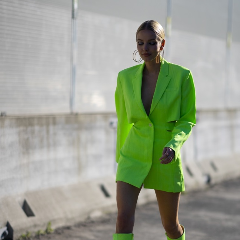 تنسيق إطلالات بألوان الفليو صيحة لافتة لخريف 2022 بأسلوب Street style