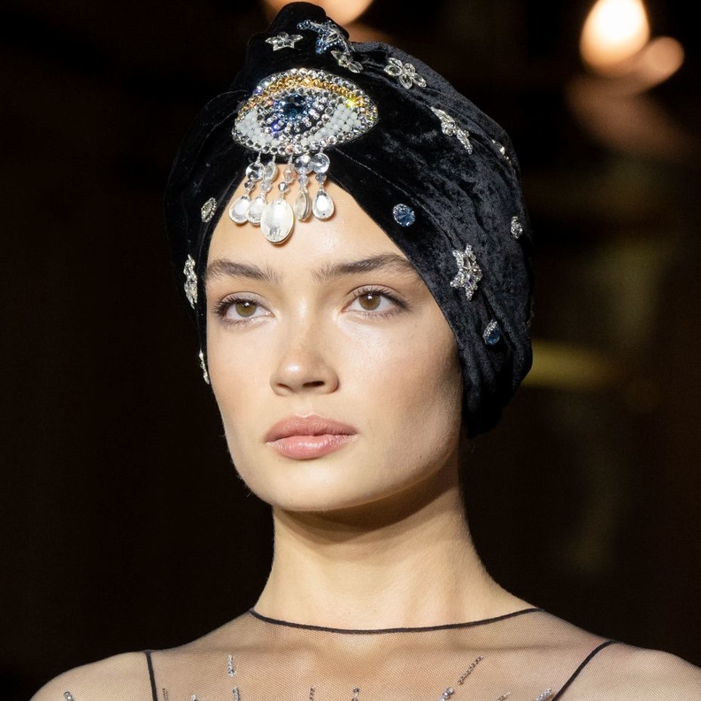 أكسسوارات شعر لافتة وجريئة موضة خريف 2022 وطرق اختيارها حسب المناسبة