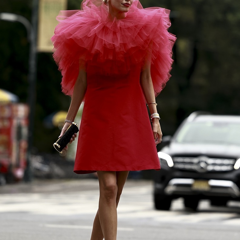 الألوان الجريئة والقصات الشبابية عنوان أناقة الشارع في أسبوع الموضة في نيويورك