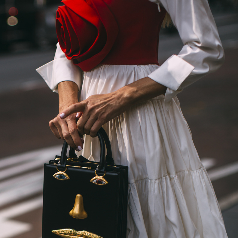 صيحات اكسسوارات بأسلوب الستريت ستايل لربيع 2023 من أسبوع الموضة في نيويورك