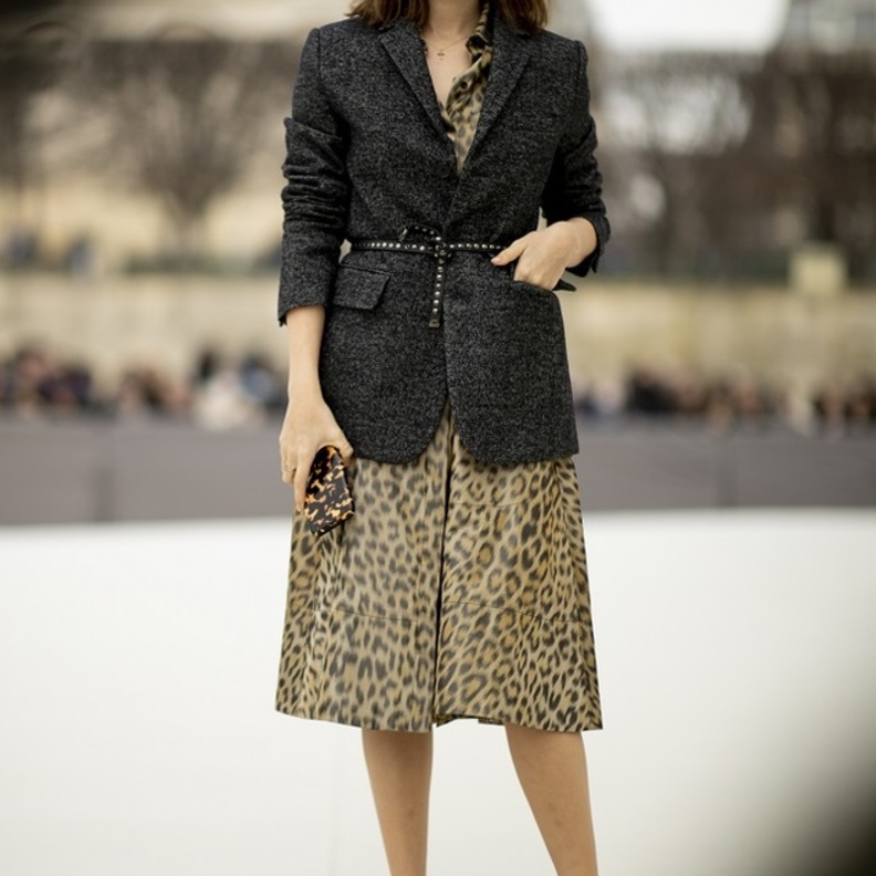 هيفاء وهبي بإطلالة لافتة نسقت فيها وشاح بنقشة الفهد مع فستان بنقشة الورود