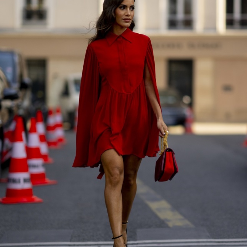 تنسيق إطلالات شيك لافتة باللّون الأحمر مع كعب عالي بأسلوب Street style