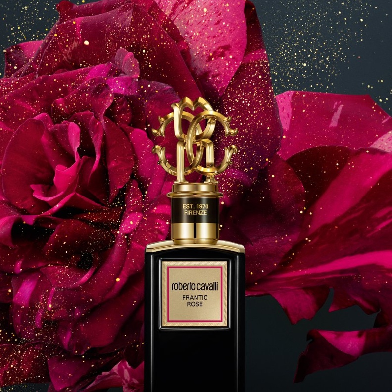 روبرتو كافالي تضيف عطرا استثنائيا إلى مجموعتها الذهبية Gold Collection