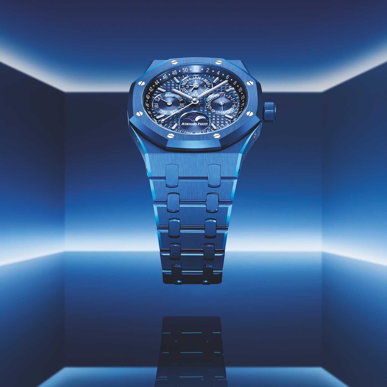 أوديمار بيغه تكشف النقاب عن أول ساعة رويال أوك بالتقويم الدائم، بالسيراميك الأزرق