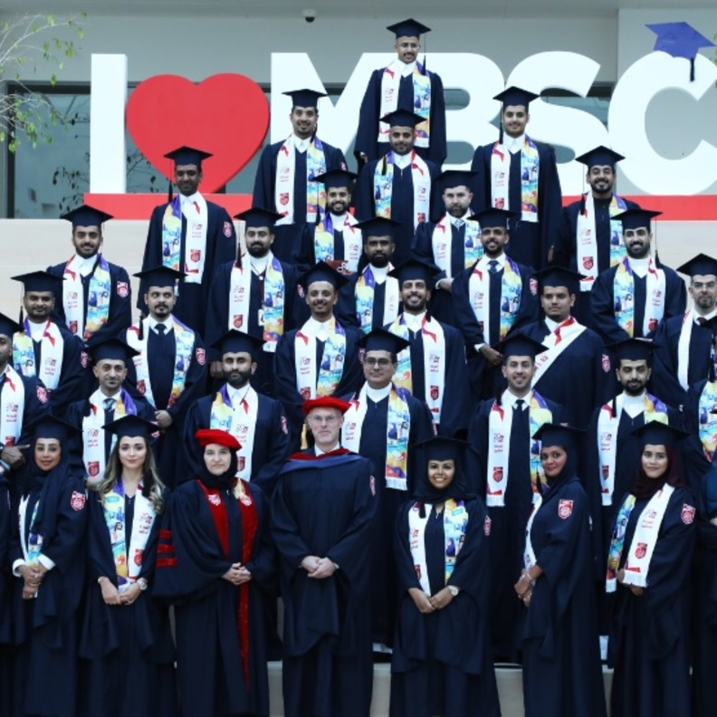 فرحة استثنائية باليوم الوطني الـ92 والتخرج من طلاب كلية الأمير محمد بن سلمان للإدارة وريادة الأعمال