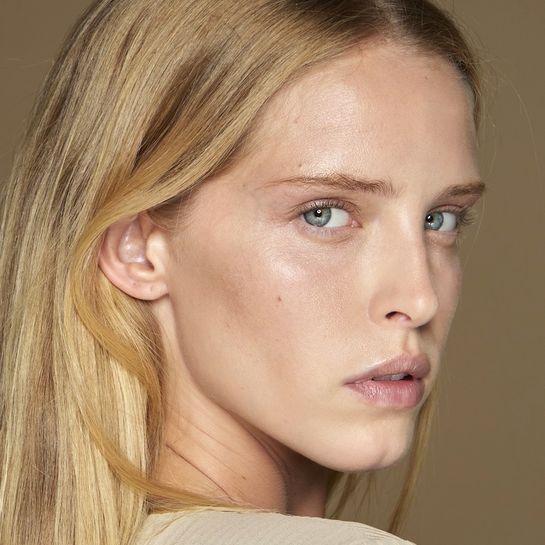 تمارين اليوغا لشد الوجه بالخطوات وأبرز النجمات اللواتي يعتمدنها للعناية ببشرتهن