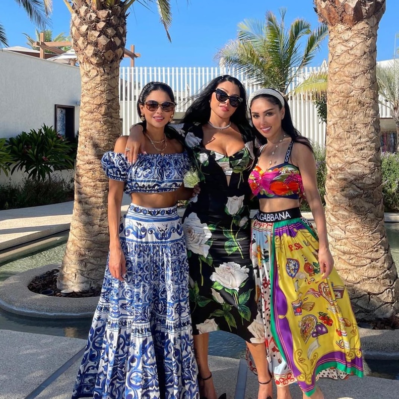 إطلالات هيفاء وهبي وشقيقتيها بالفساتين المطبعة