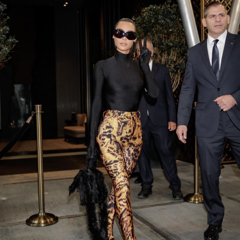 كيم كارداشيان بإطلالة النقشة البرية