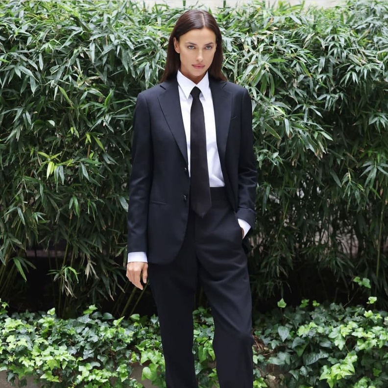 إيرينا شايك بإطلالة البدلة الرجالي