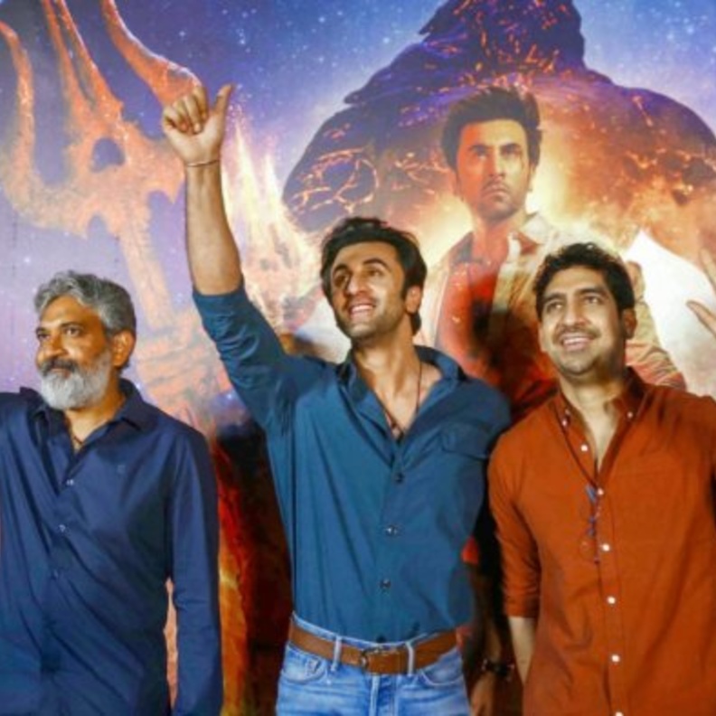 أيان موخرجي يشارك صور مشاهد أكشن مثيرة لرانبير كابور وعليا بهات وأميتاب باتشان