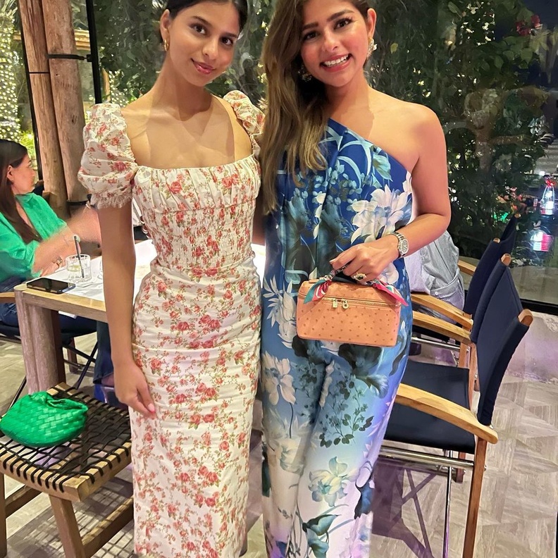 سوهانا خان تقابل شبيهتها في دبي