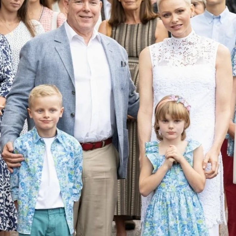 الأميرة تشارلين بإطلالة أنيقة باللون الأبيض بصحبة زوجها وطفليهما