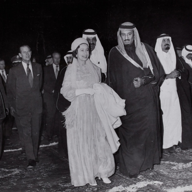 كتب ومخطوطات وصور استثنائية في مشاركة سوذبيز في معرض الرياض الدولي للكتاب