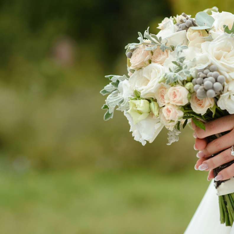 نصائح لتنسيق العروس لون طلاء الاظافر مع ألوان باقة الورد