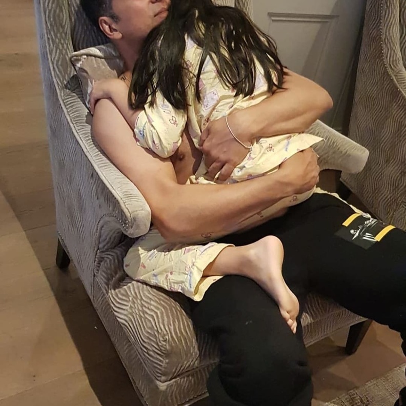 أكشاي كومار يحمل ابنته