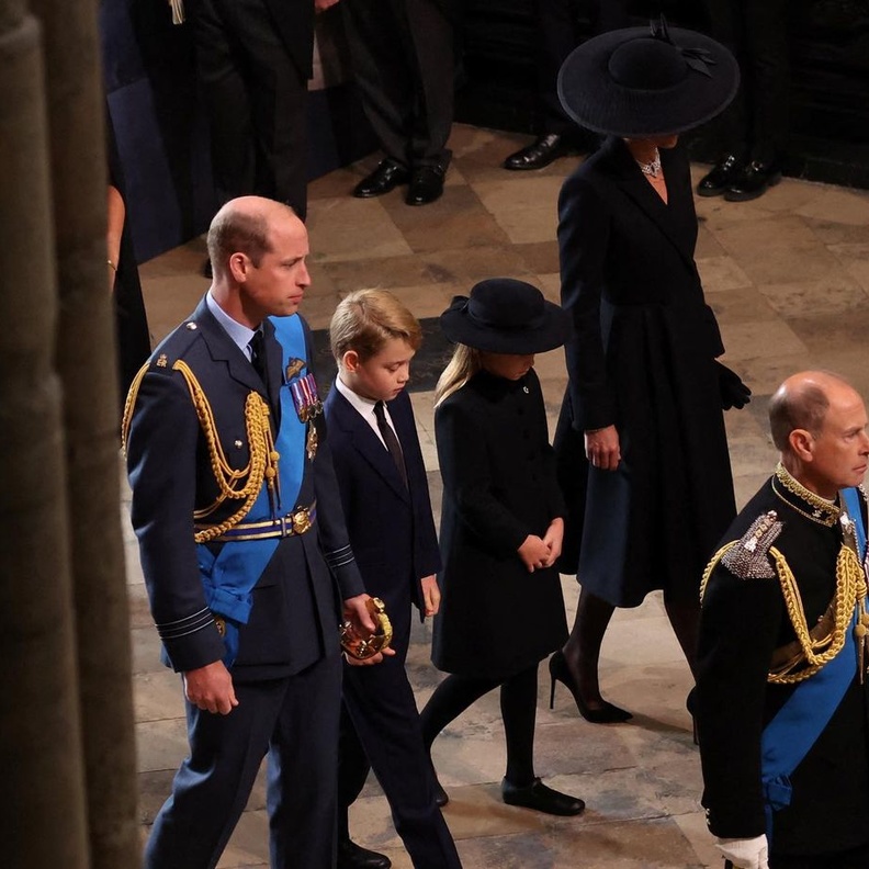 حضور الأمير جورج والأميرة تشارلوت لجنازة الملكة