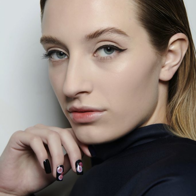 8 ألوان طلاء أظافر تناسب البشرة البيضاء... تعلّمي طرق تطبيقها بأشكال عصرية