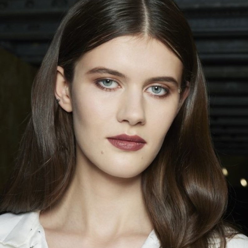 أفضل تسريحات شعر مع الفرق النصفي مع بداية موسم الخريف