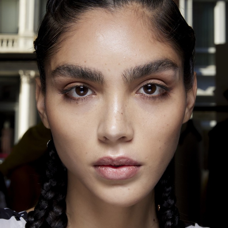 الحواجب العصرية والغريبة أبرز صيحات أسبوع نيويورك لربيع 2023..اعتمديها بهذه الخطوات