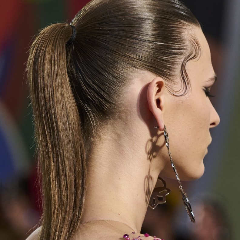 تسريحات شعر عصرية  لصاحبات الشعر بتدرجات اللون البني والأشقر