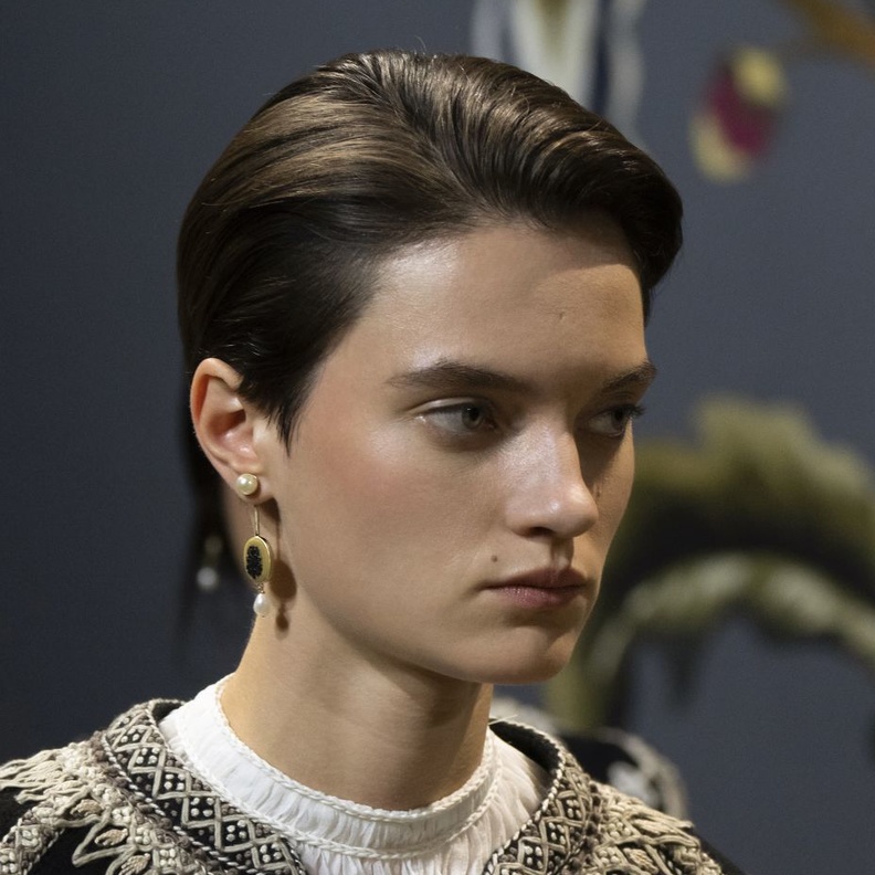 تسريحات شعر عصرية للشعر المالس والقصير موضة خريف 2022